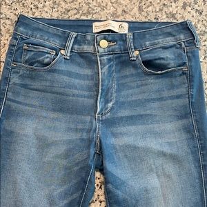 Abercrombie light wash jean legging 1 knee cutout